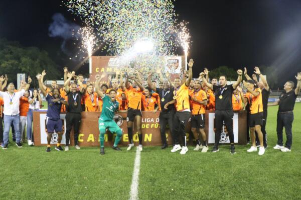 Yohan Parra levanta el título de campeón de Cibao FC por segudna vez en la LDF Expansión