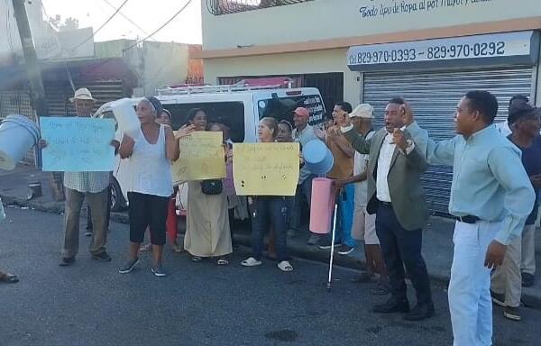 Moradores de Savica protestan por falta de agua en Los Alcarrizos 