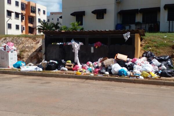 Habitantes del residencial San Isidro Labrador denuncian basura los arropa