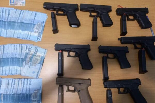 Imponen prisión preventiva a hombre arrestado con ocho pistolas Glock y más de RD$200,000 en Santiago