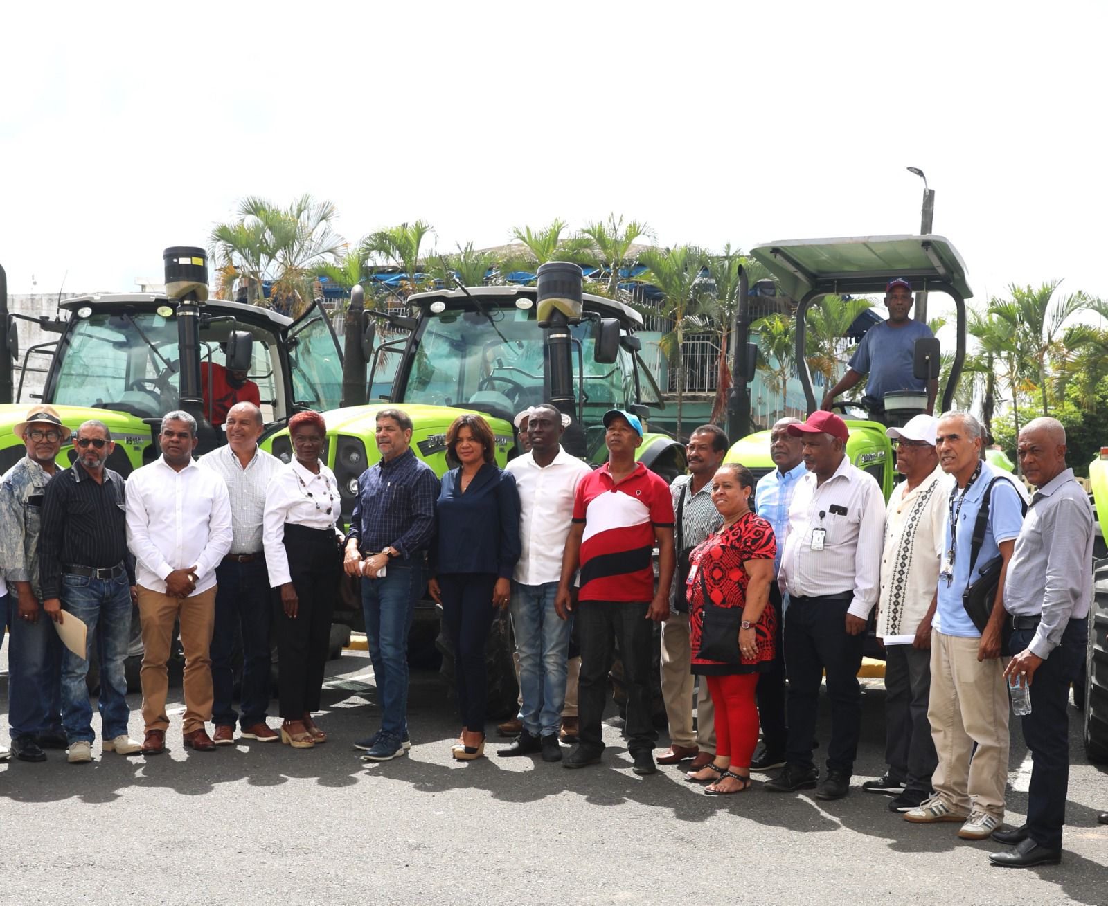 Ministerio de Agricultura entrega 5 tractores a productores agropecuarios de Monte Plata