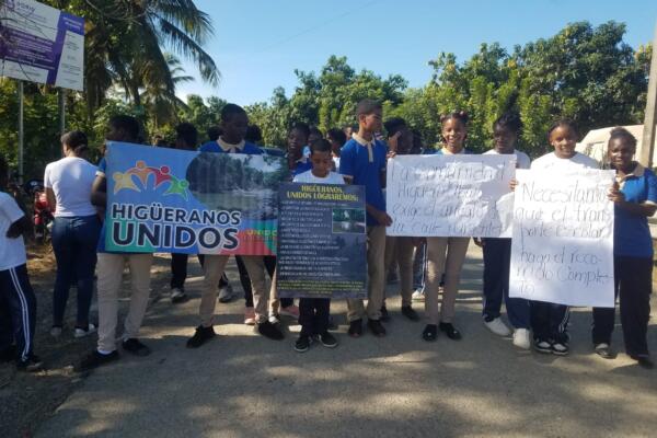 Protestan en demanda de arreglo carretera  en el Higüero de Villa Mella