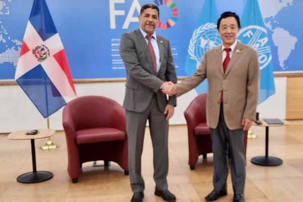 El ministro de Agricultura de República Dominicana, Limber Cruz junto al director general de la FAO, QU Dongyu.