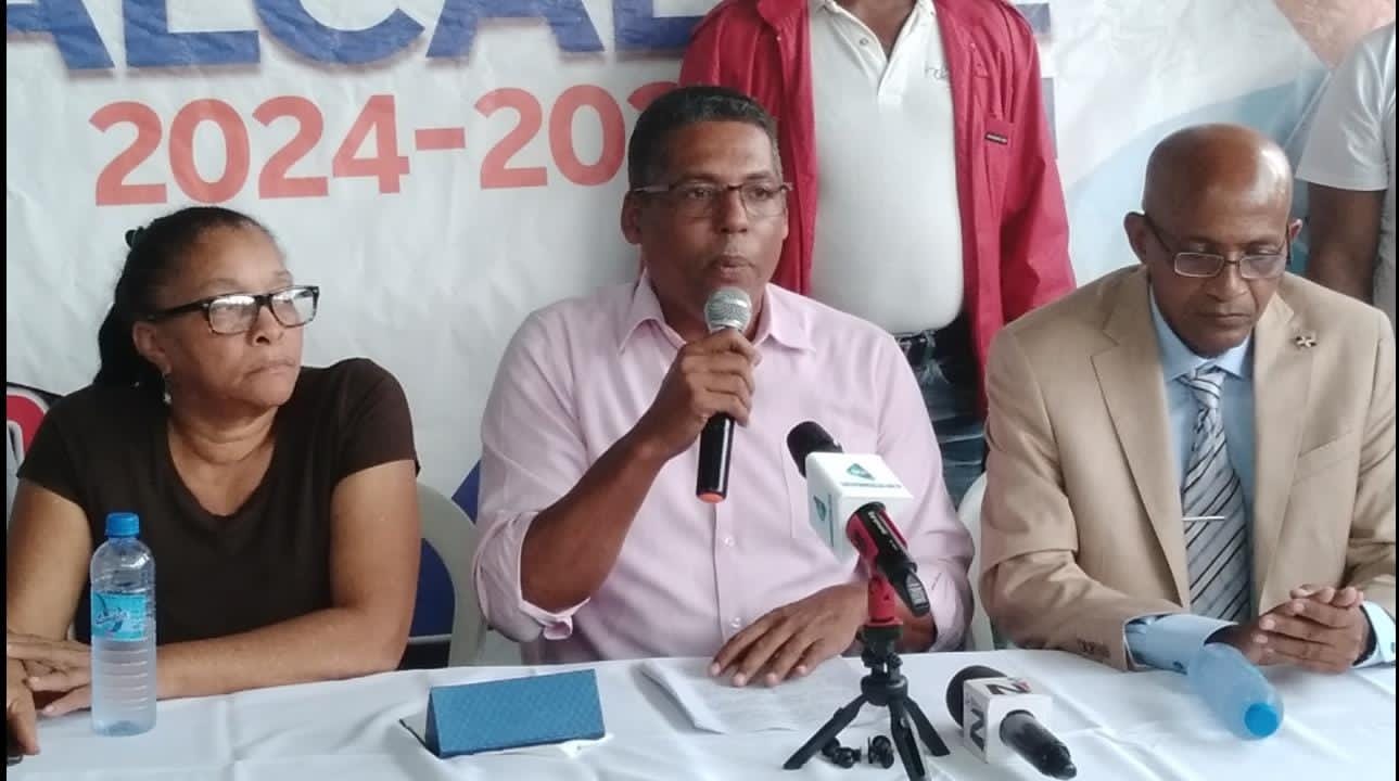 Carlos Ortiz reconoce triunfo de Betty Gerónimo en Santo Domingo Norte