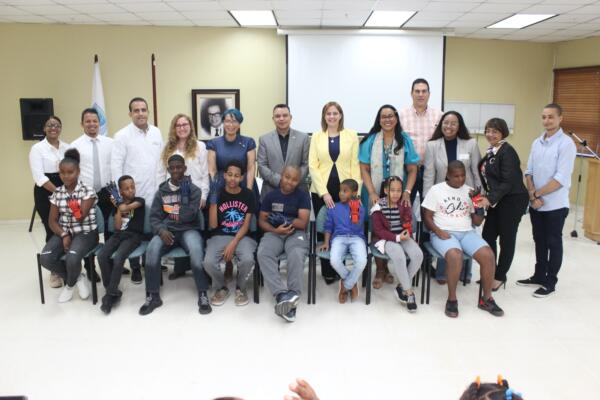 Alrededor de 15 jóvenes fueron beneficiados con la entrega de prótesis de manos en el hospital Ney Arias Lora, donación realizada por personalidades del país.