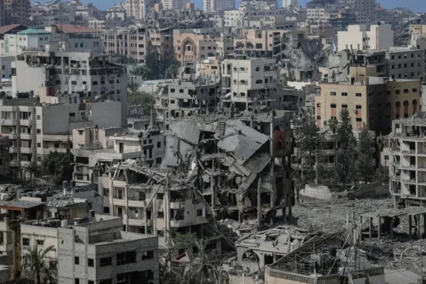 Estos edificios fueron reducidos a escombros y ruinas por los ataques aéreos israelíes se ven en Gaza.