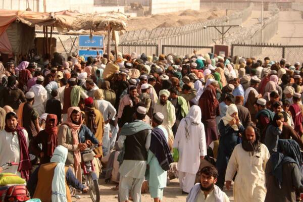 Miles de afganos salen de Pakistán al cumplirse el plazo para la expulsión de  millones de inmigrantes