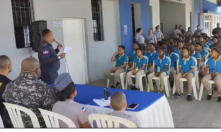 PN de Baní realiza charla con estudiante de la escuela Manuell de Jesús Perelló