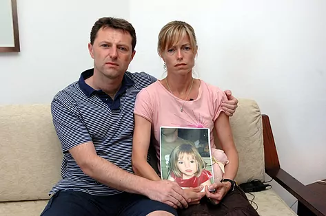 Los padres de Madeleine McCann con una foto de la pequeña.