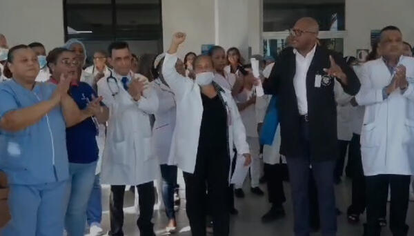 Medico del  hospital Vinicio Calventi en protesta. Foto Fuente Externa