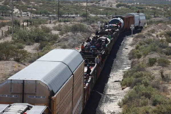Miles de migrantes desafían los operativos en los trenes de México para llegar a EE.UU.