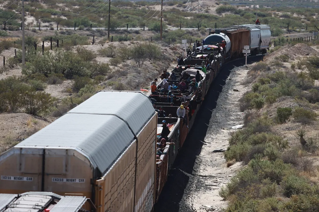 Miles de migrantes desafían los operativos en los trenes de México para llegar a EE.UU.