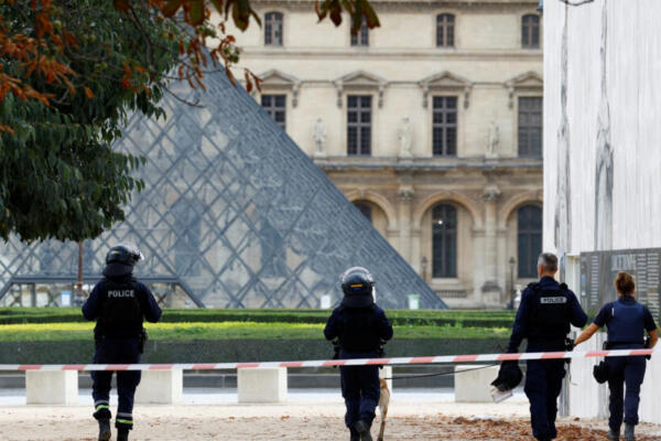 Activistas climáticos vandalizan la pirámide del Louvre en Francia 