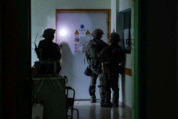 Soldados del ejército israelí en una operación en el hospital de Al Shifa, Gaza. Foto: fuente externa.