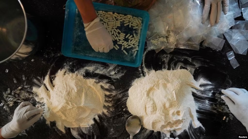 Miembros del Cártel de Sinaloa preparan cápsulas con metanfetamina en una casa de seguridad en Culiacán, México, el 4 de abril de 2022. Foto: fuente externa.