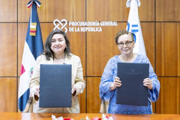 Procuradora Miriam Germán Brito y la encargada de Negocios de la Embajada de Estados Unidos, Patricia Aguilera, firmaron la Carta de Implementación de Proyecto. FOTO: Fuente externa.