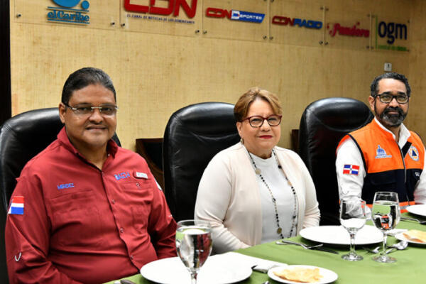 Juan Manuel Méndez, Gloria Ceballos y Juan Sala, representantes del Comité de Operaciones de Emergencias. Foto: CDN Digital.