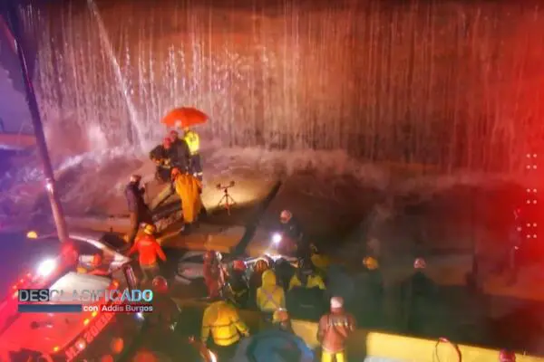 Autoridades recuperando cuerpos de las víctimas en el paso desnivel en el túnel de la avenida 27 de Febrero con Máximo Gómez. Foto: Fuente externa. 