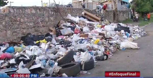 Cúmulo de basura en Santo Domingo Este. FOTO: CDN 