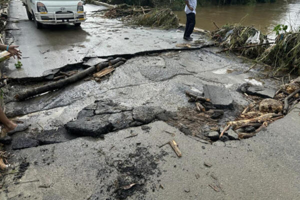 Carretera destruida en Manoguayabo. (fuente externa) 