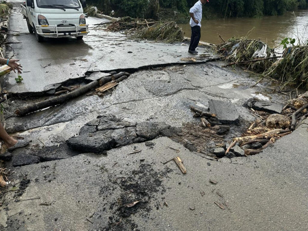 Carretera de Manoguayabo afectada por lluvias. Foto: fuente externa