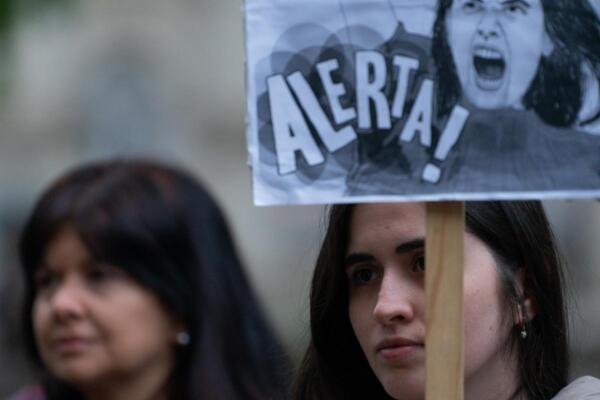 Integrantes de organizaciones feministas y ciudadanas en general se manifiestan para alertar contra la elevada cifra de feminicidios, en Montevideo (Uruguay). Foto: fuente externa.