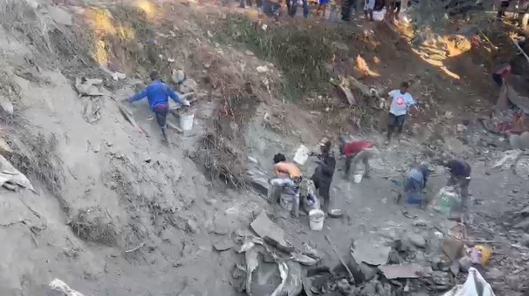 Moradores de Quita Sueño se llevan cemento esparcido tras accidente