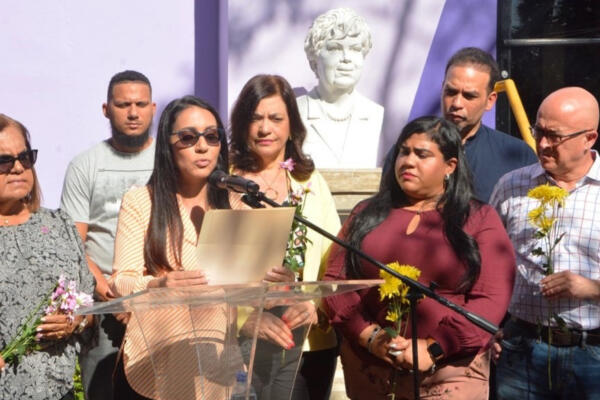 Claudia Rita Abreu durante la lectura del manifiesto. (fuente externa) 