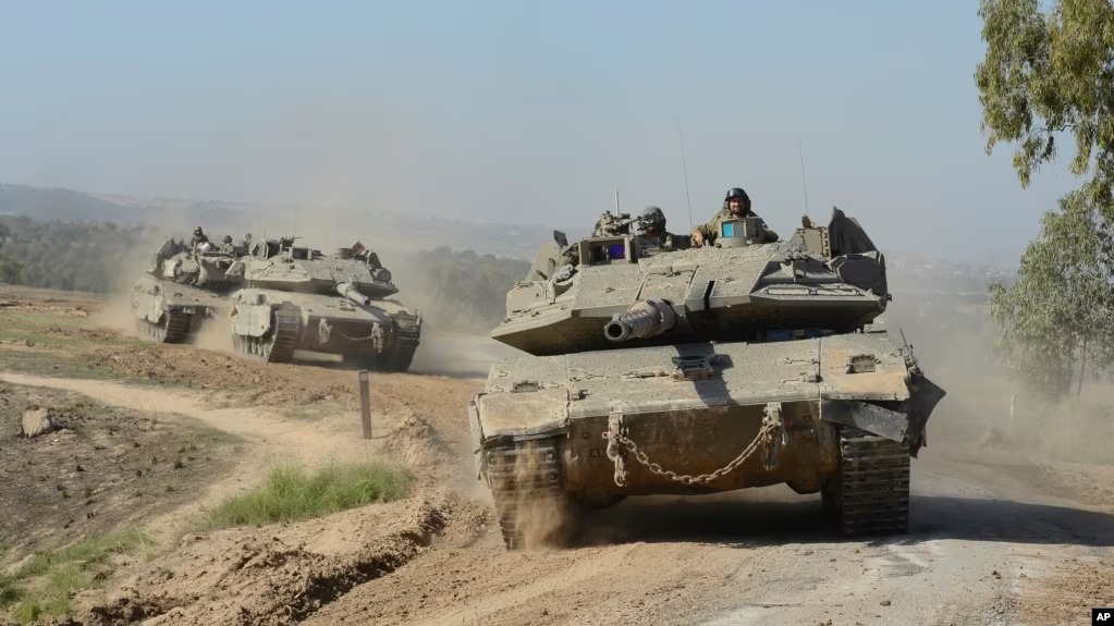 Una caravana de tanques israelíes abandona la Franja de Gaza hacia el sur de Israel al comenzar la tregua con Hamás. Foto: fuente externa.