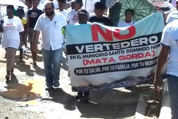Comunitarios de Mata Gorda protestando contra proyecto de relleno sanitario (Foto fuente externa).