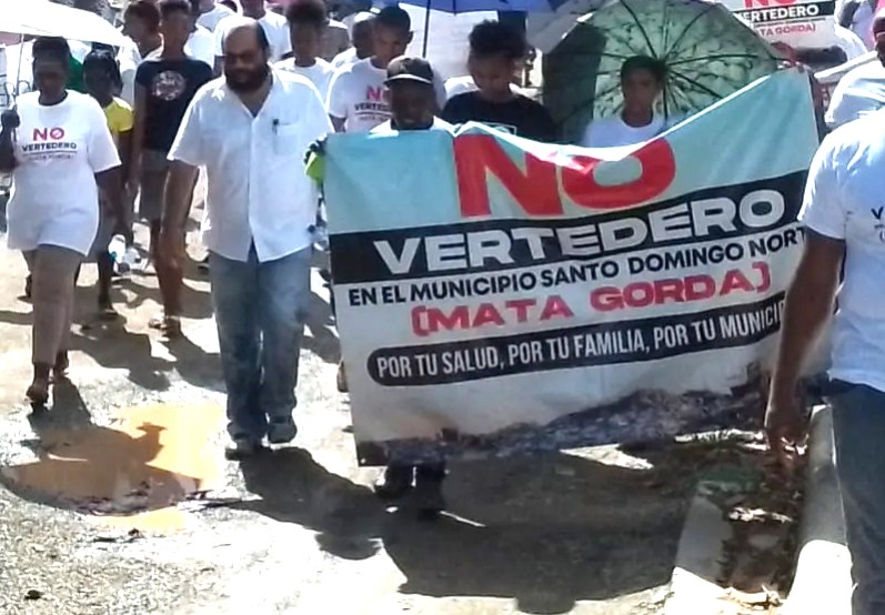 Comunitarios de Mata Gorda protestan contra proyecto de relleno sanitario de inversión europea