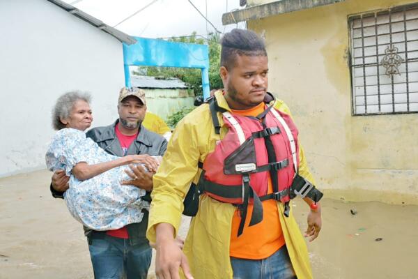 Personas siendo rescatadas de las inundaciones en la comunidad la Islita del sector de Río Mar, en Nagua. Foto: fuente CDN Digital.