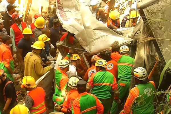 Defensa Civil en labores de rescate tras accidente Haina. Foto: CDN