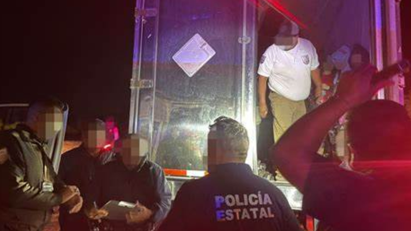 Autoridades mexicanas encuentran migrantes en un tractocamión en Chiapas. FOTO: Fuente externa