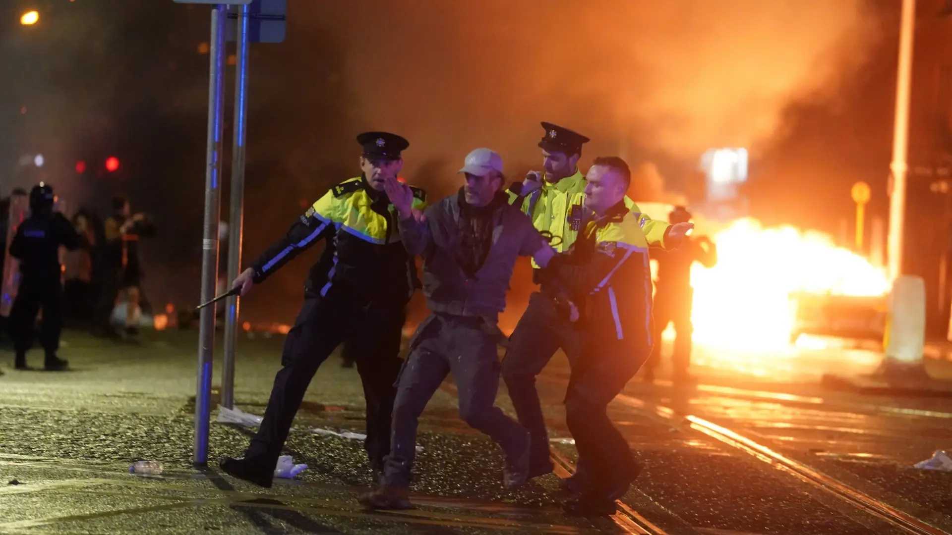 Detienen 34 personas tras disturbios en Dublín por un apuñalamiento múltiple