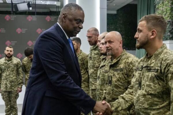 El secretario de Defensa de Estados Unidos, Lloyd Austin, estrecha la mano de militares ucranianos en Kiev. Foto: fuente externa.