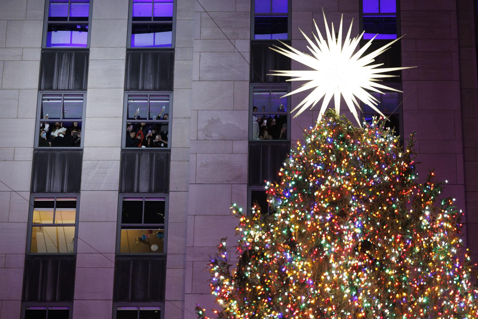 El árbol de Navidad de Rockefeller se enciende por primera vez esta temporada durante la 91ª ceremonia de encendido en Nueva York. Foto: fuente externa.