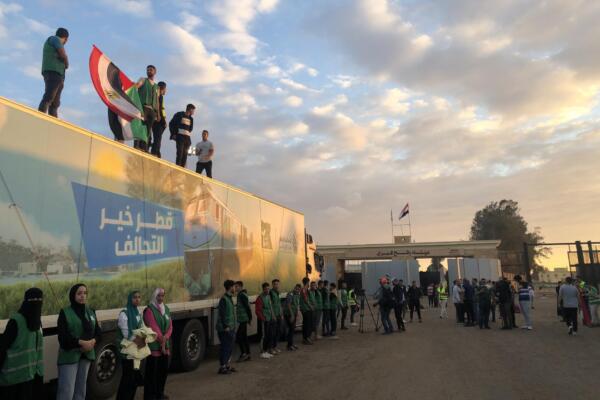 Un camión con ayuda humanitaria para la Franja de Gaza frente al paso fronterizo de Rafah. Foto: fuente externa.