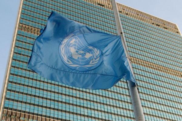 Bandera a media asta de la Organización de las Naciones Unidas (ONU). Foto fuente externa.
