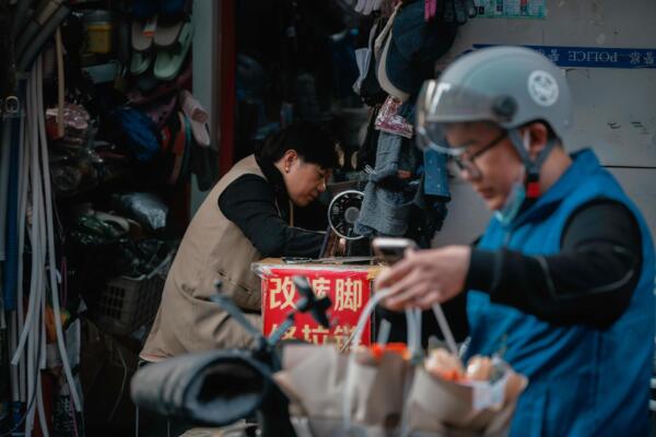 Una mujer trabaja en su tienda, en Shanghai, China. Foto: fuente externa.