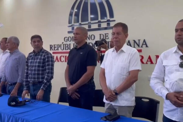 El ministro Limber Cruz con los demás funcionarios. Foto: Daury Reyes 
