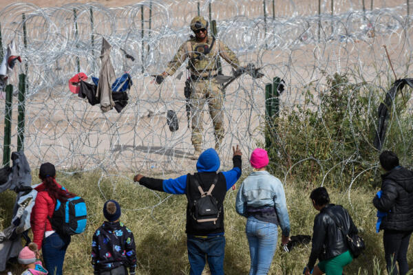 Migrantes pernoctan en las cercanías de la frontera con Estados Unidos hoy, en Ciudad Juárez, en el estado de Chihuahua (México). Foto: fuente externa.