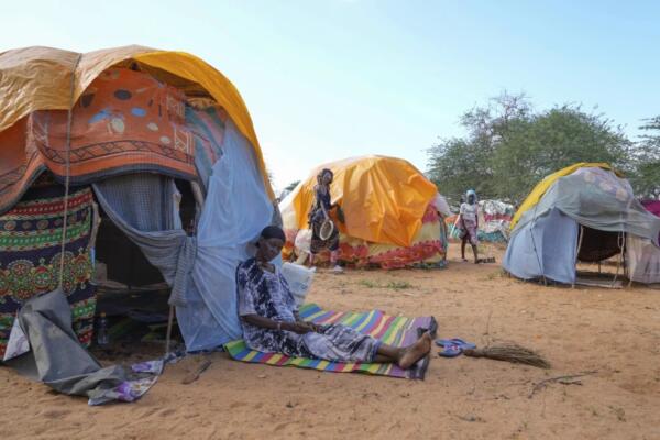 Una mujer desplazada de su hogar permanece sentada afuera de un refugio temporal en un campamento para desplazados luego de una tormenta relacionada con el fenómeno de El Niño, en el poblado de Bangale, Kenia. Foto: fuente externa.