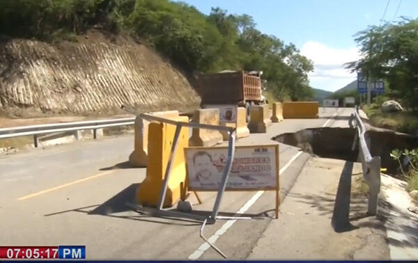 Desprendimiento de un tramo de la carretera principal en Ocoa. (CDN digital).