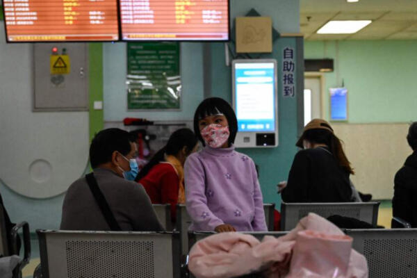 Pacientes en hospital de China en espera de asistencia, tras contraer enfermedades respiratorias. FOTO: Fuente externa.