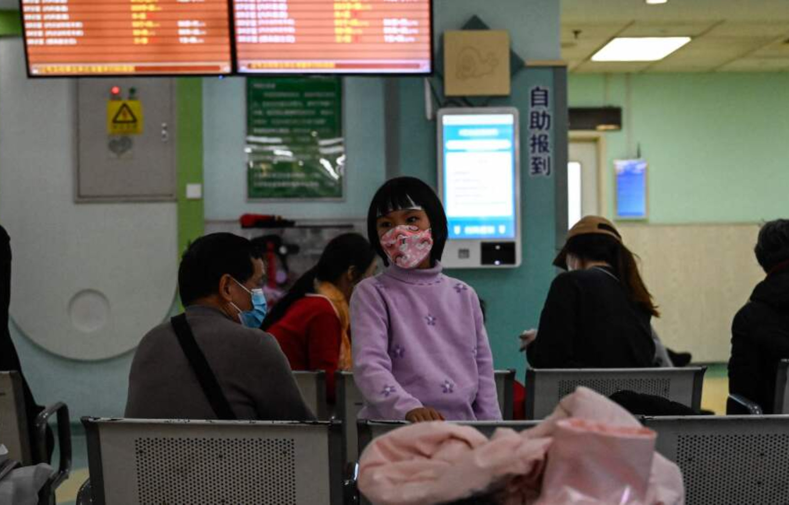 Pacientes en hospital de China en espera de asistencia, tras contraer enfermedades respiratorias. FOTO: Fuente externa.