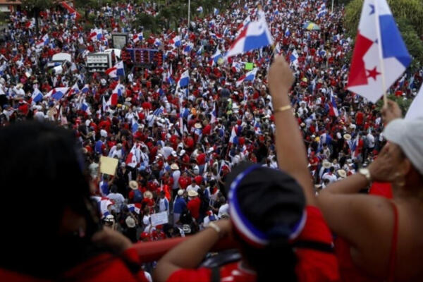 Panameños celebrando los 202 años de independencia de España. FOTO: Fuente externa.