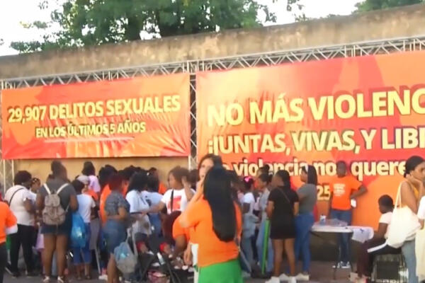 Manifestantes en la parada cívica contra la violencia a la mujer. Foto: Samuel Guzmán 