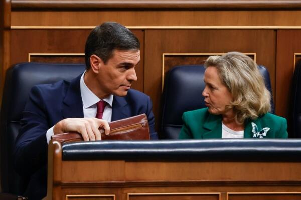 Presidente de España, Pedro Sánchez, conversando con la vicepresidenta económica en funciones, Nadia Calviño, en el Congreso. Foto: fuente externa.