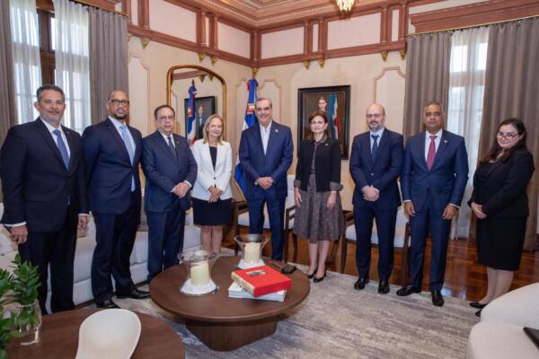 Presidente Abinader junto a misión del FMI y otros funcionarios de su gobierno.
Foto: fuente externa
